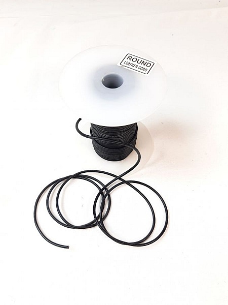 Bobine de cordon en cuir noir pour loisirs créatifs.