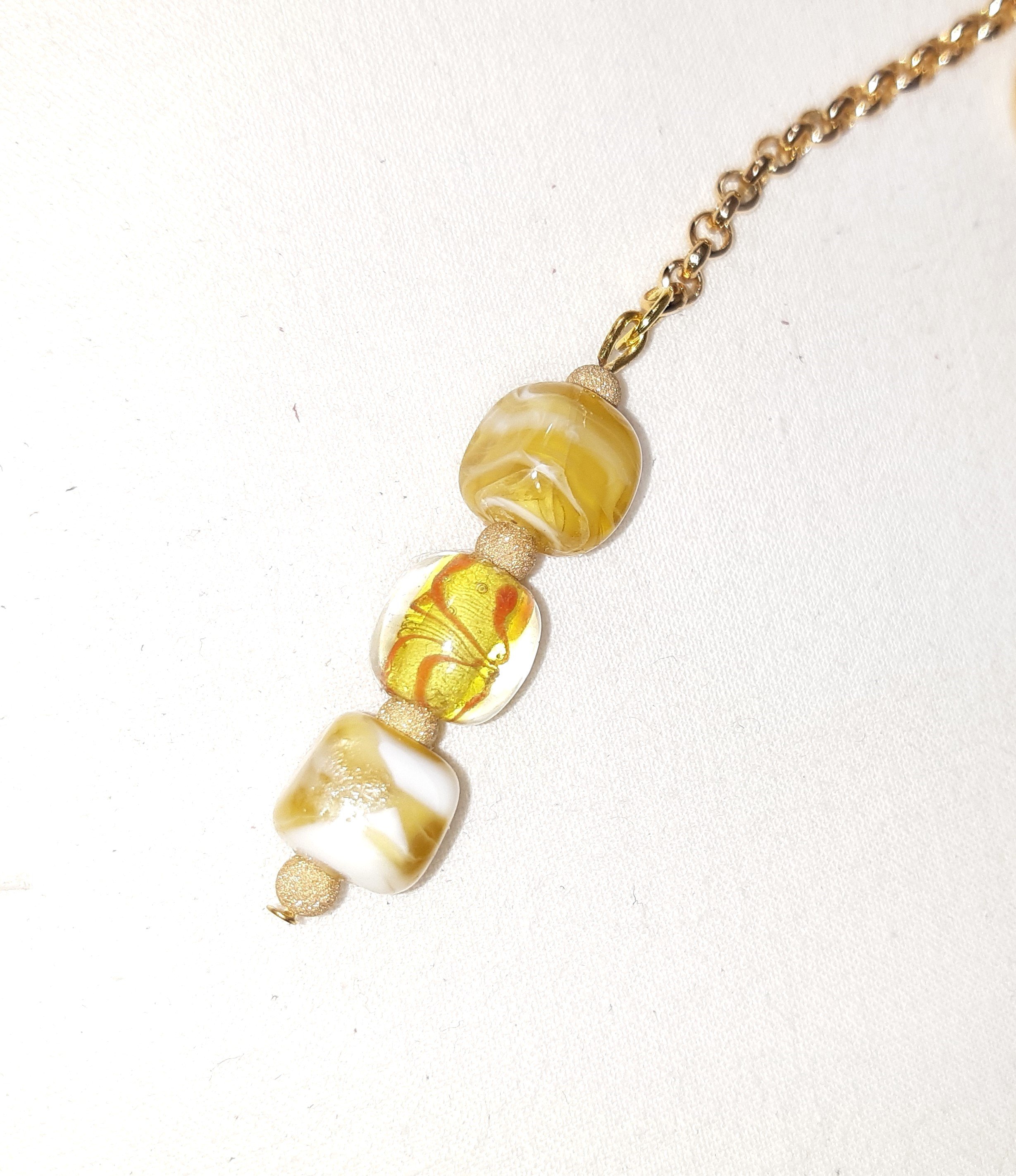 Bijou de sac, pompon cuir coloris jaune avec perles en verre filé et cloisonné.