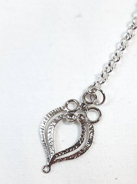 Bijou de sac avec charm hibou argenté sur chaînette.