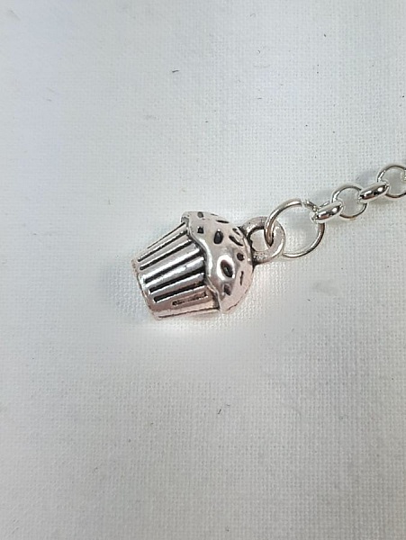 Bijou de sac avec charm hibou argenté sur chaînette.