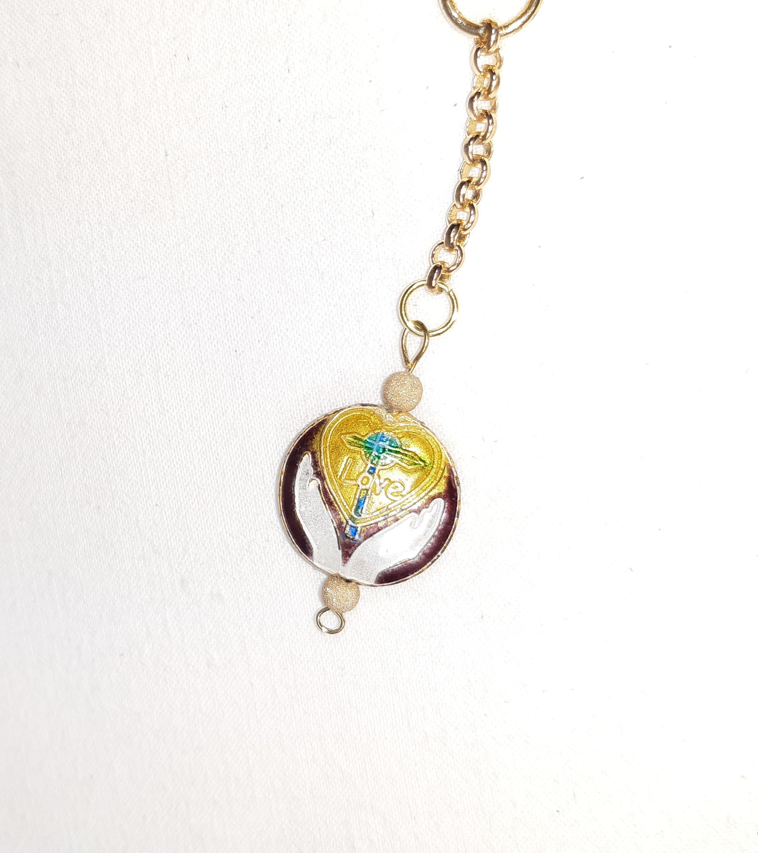 Bijou de sac, pompon cuir coloris jaune avec billes en verre fil&eacute; et cloisonn&eacute;.