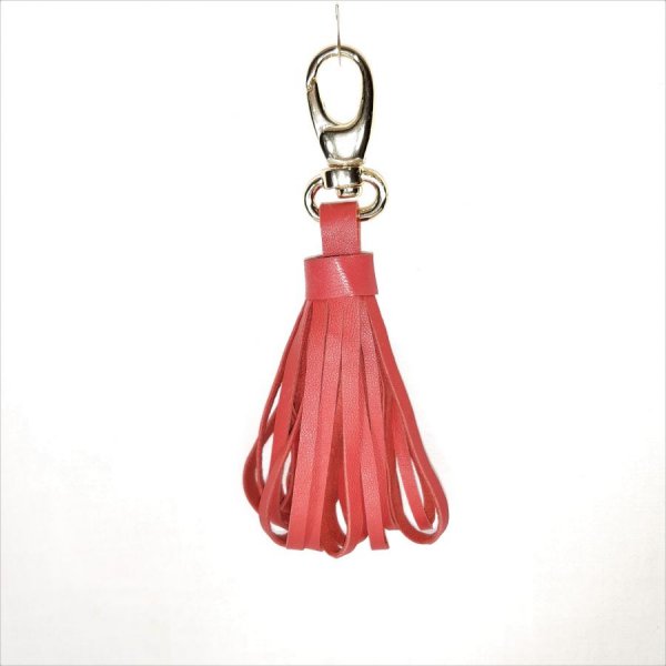 Taskejuvel med lammeskindspumpe i orange-r&oslash;d farve.