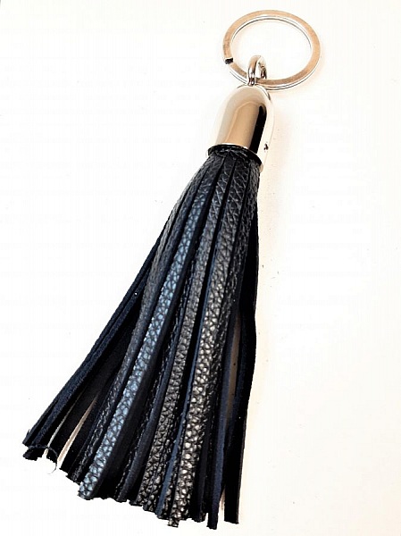 Bijou de sac pompon cuir grain&eacute; coloris noir.