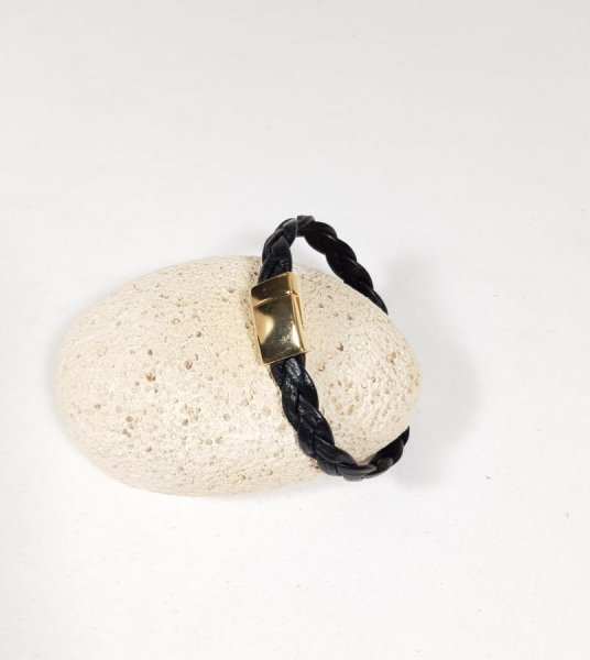Sort l&aelig;derarmb&aring;nd af oksehud med magnetl&aring;s i guld