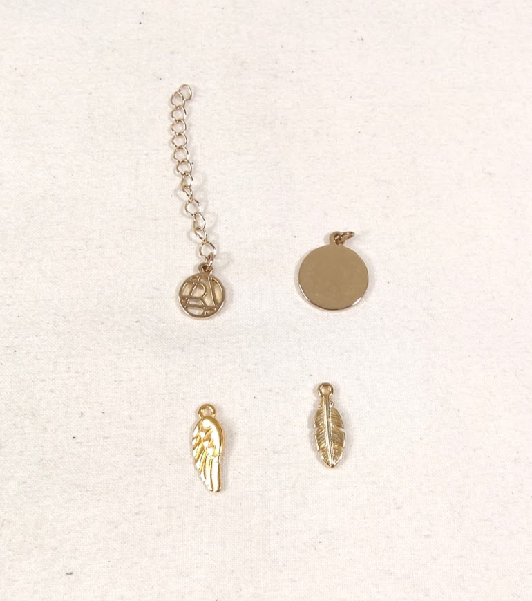 Breloques m&eacute;tal dor&eacute; pour cr&eacute;er des bijoux fantaisie.