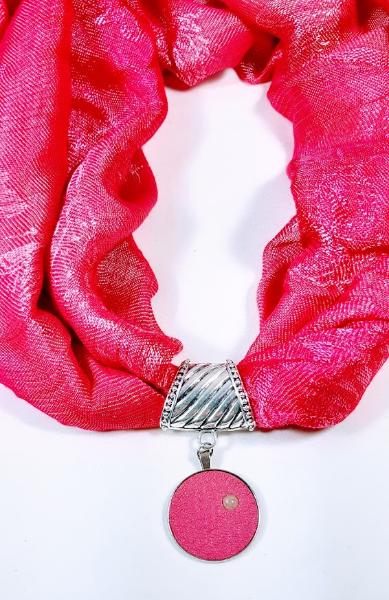 Bijou de foulard avec cuir