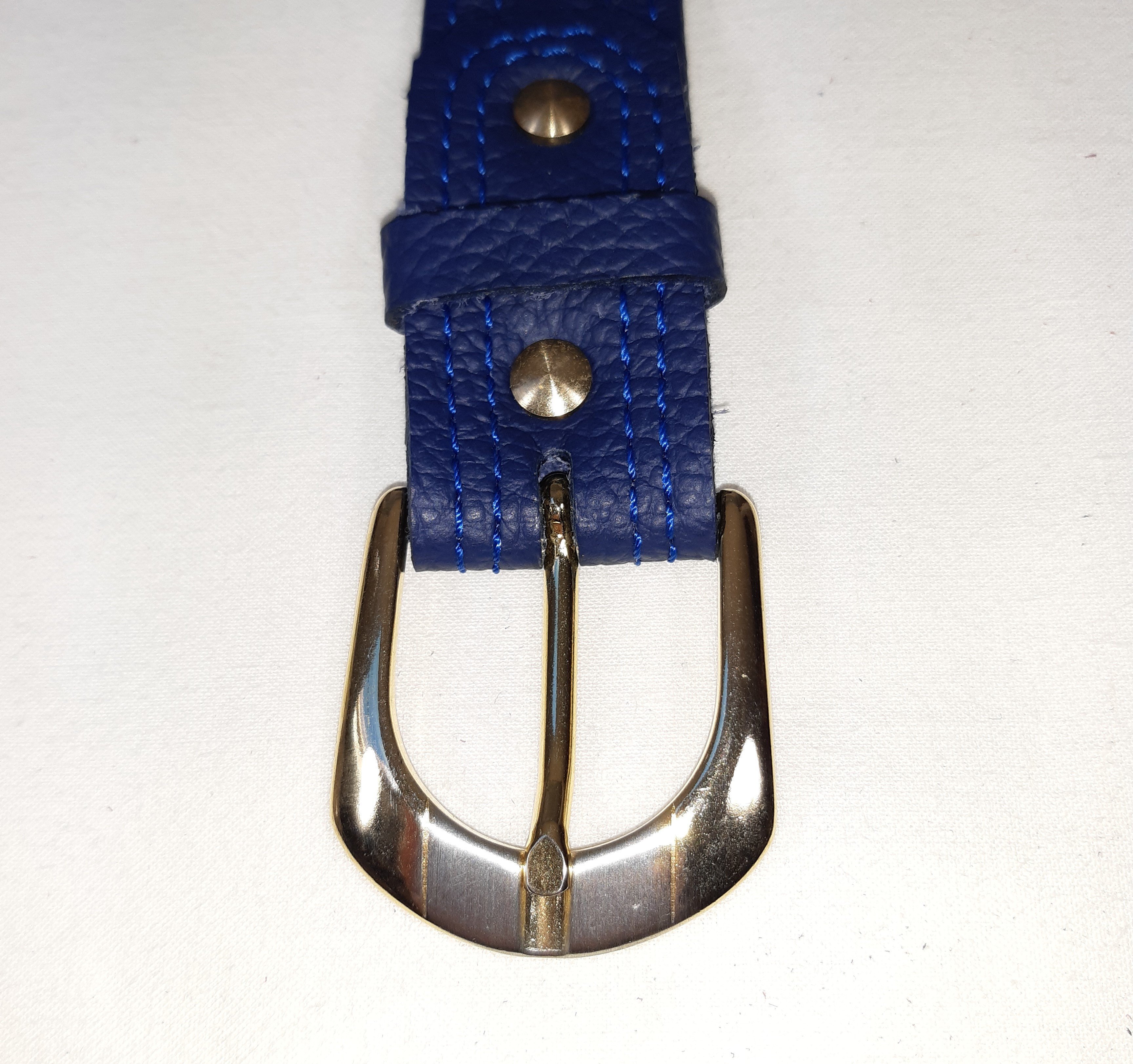 Ceinture pour Elle en cuir bleu foncé.