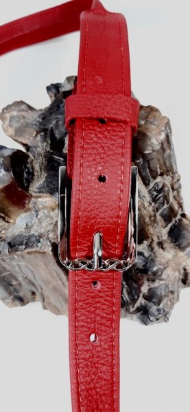 Ceinture pour Elle, en cuir rouge et boucle coloris argent vieilli.