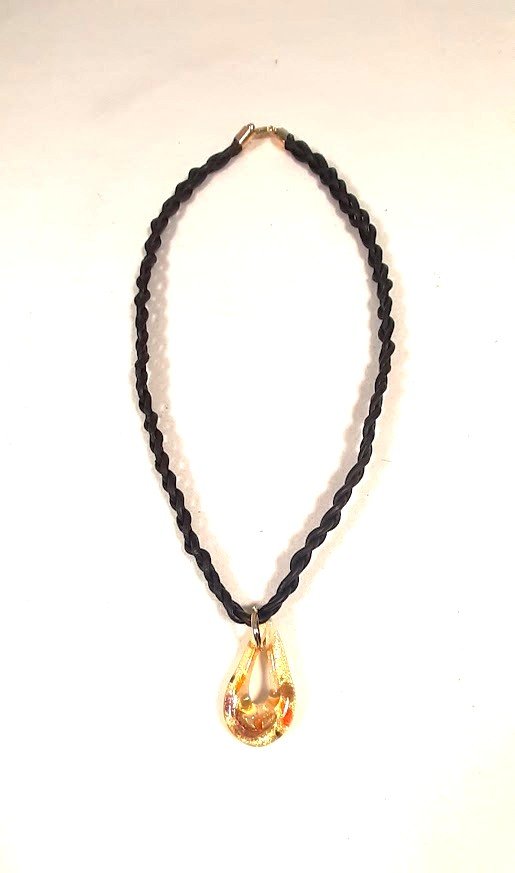 Collier cuir et m&eacute;daillon goutte verre de Murano