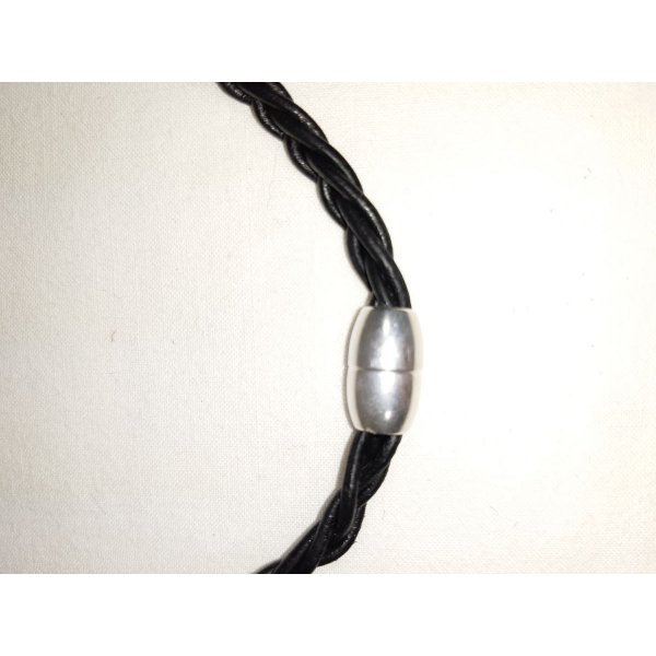 Flettet l&aelig;derhalsk&aelig;de og vedh&aelig;ng i antik s&oslash;lvmetal