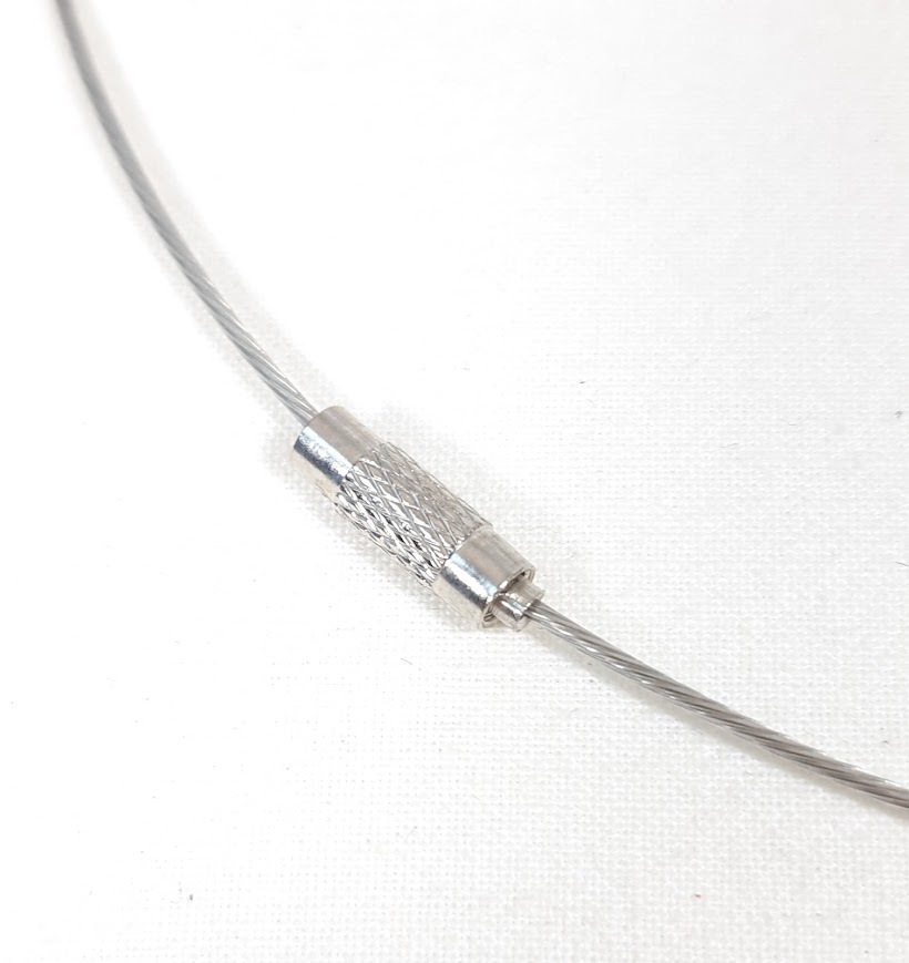   Appr&ecirc;t bijou: Collier c&acirc;ble en m&eacute;tal et fermoir &agrave; visser.