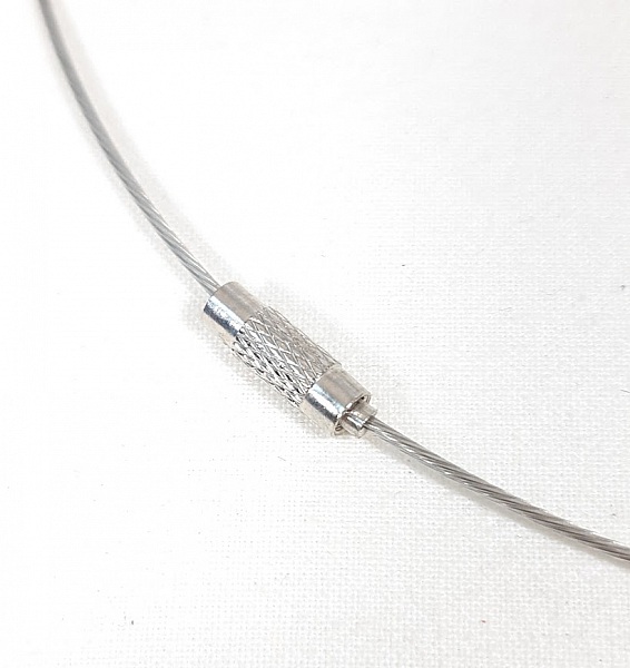   Appr&ecirc;t bijou: Collier c&acirc;ble en m&eacute;tal et fermoir &agrave; visser.