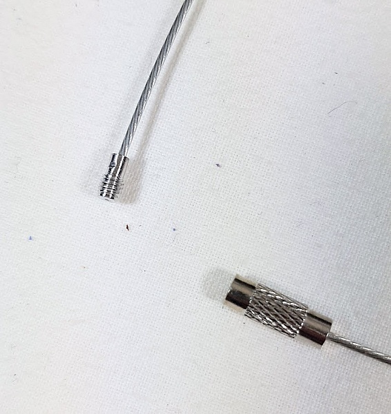   Appr&ecirc;t bijou: Collier c&acirc;ble en m&eacute;tal et fermoir &agrave; visser.