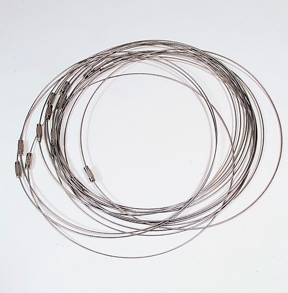   Appr&ecirc;t bijou: Collier c&acirc;ble en m&eacute;tal et fermoir &agrave; visser.