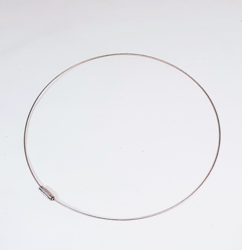   Appr&ecirc;t bijou: Collier c&acirc;ble en m&eacute;tal et fermoir &agrave; visser.
