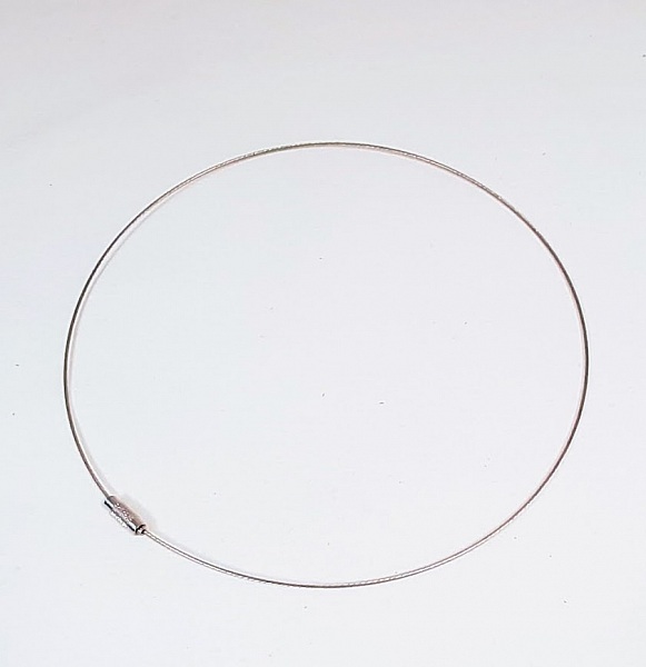   Appr&ecirc;t bijou: Collier c&acirc;ble en m&eacute;tal et fermoir &agrave; visser.