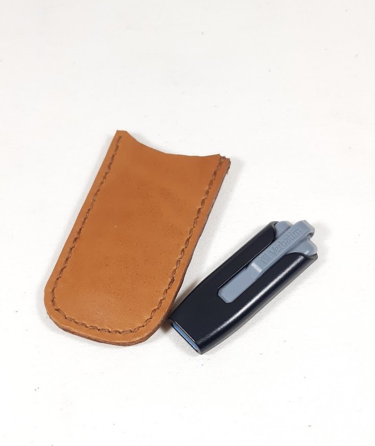 Etui en cuir, cousu main point sellier, pour cl&eacute; usb