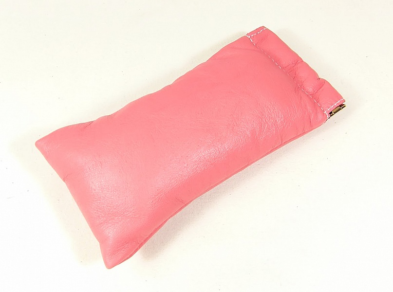 Etui cuir brod&eacute; main pour lunettes de vue ou de soleil.