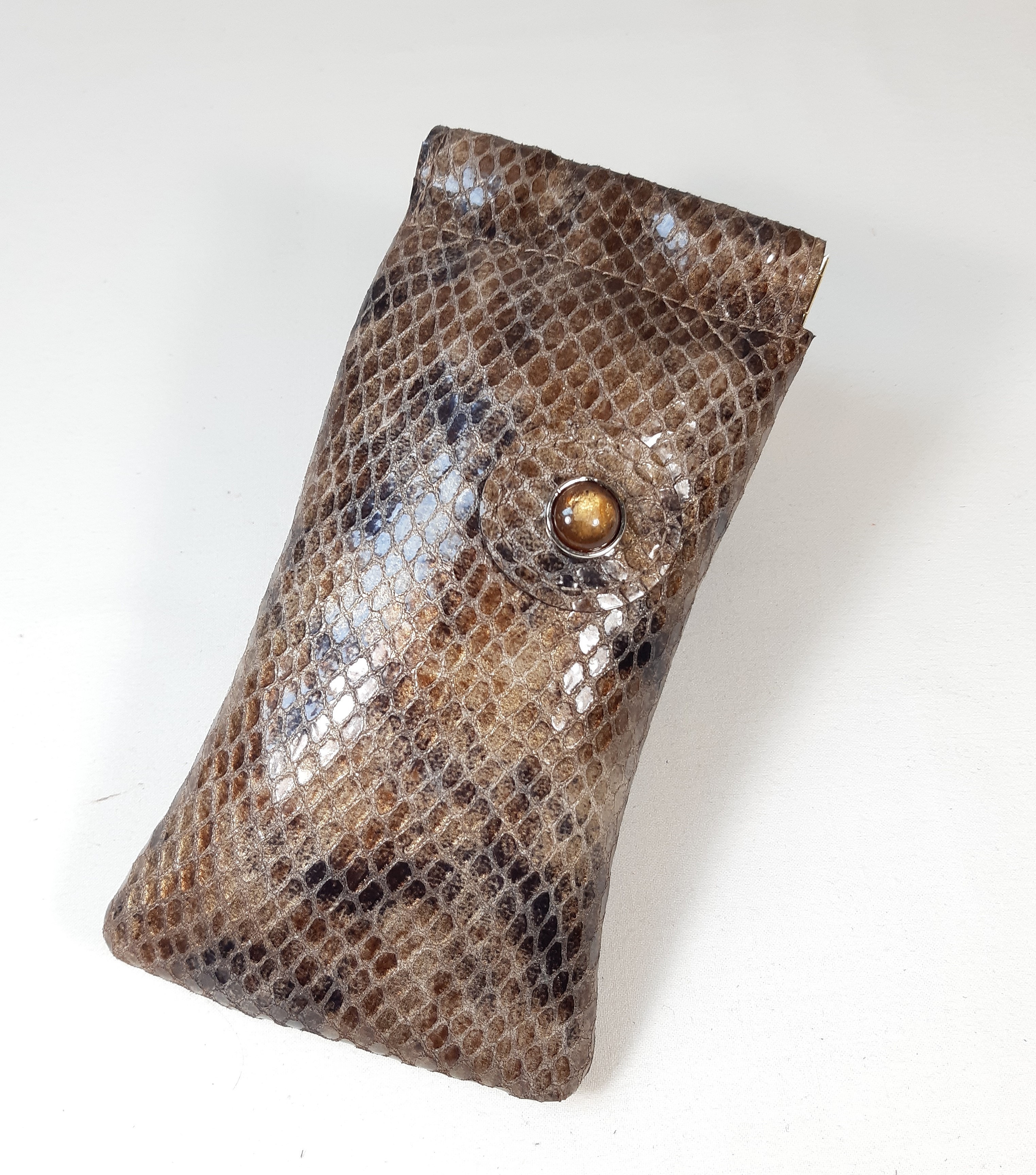 Etui en cuir fermoir clic clac pour lunettes.
