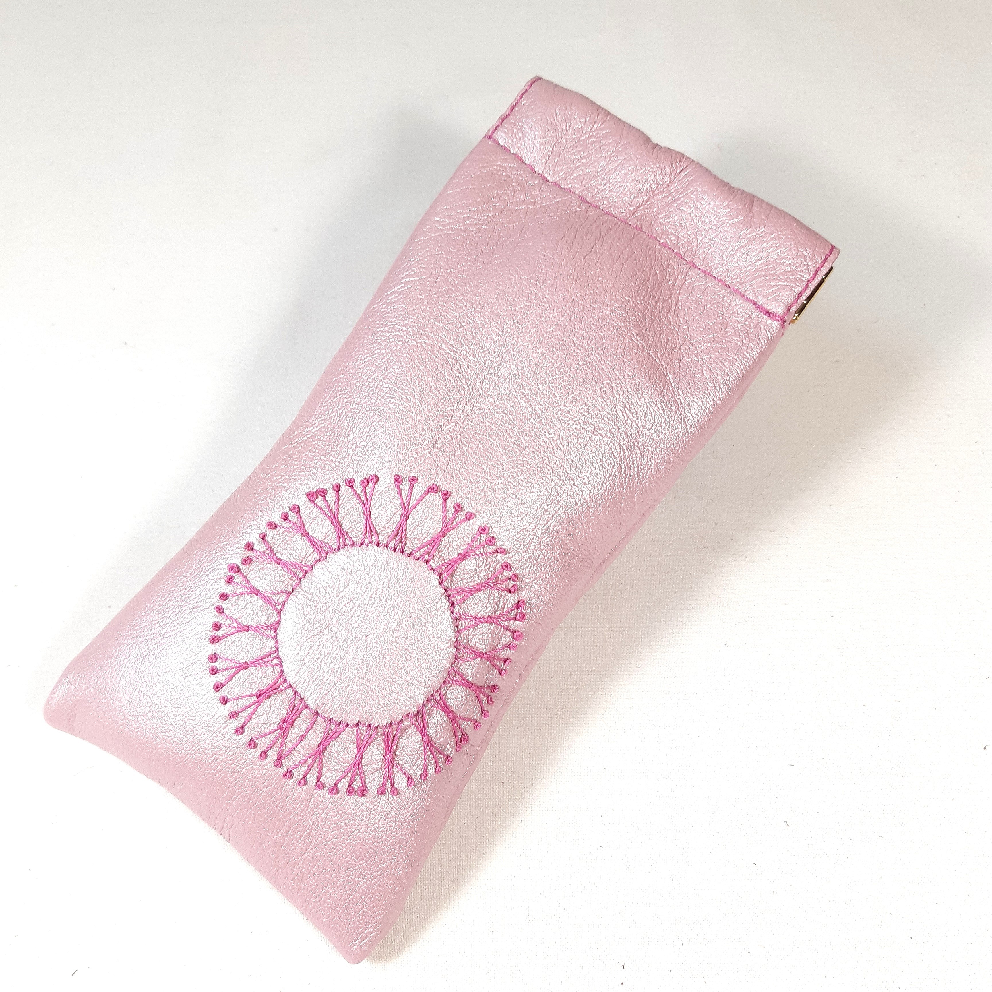 Etui "girly" en cuir rose pour lunettes, brod&eacute; main