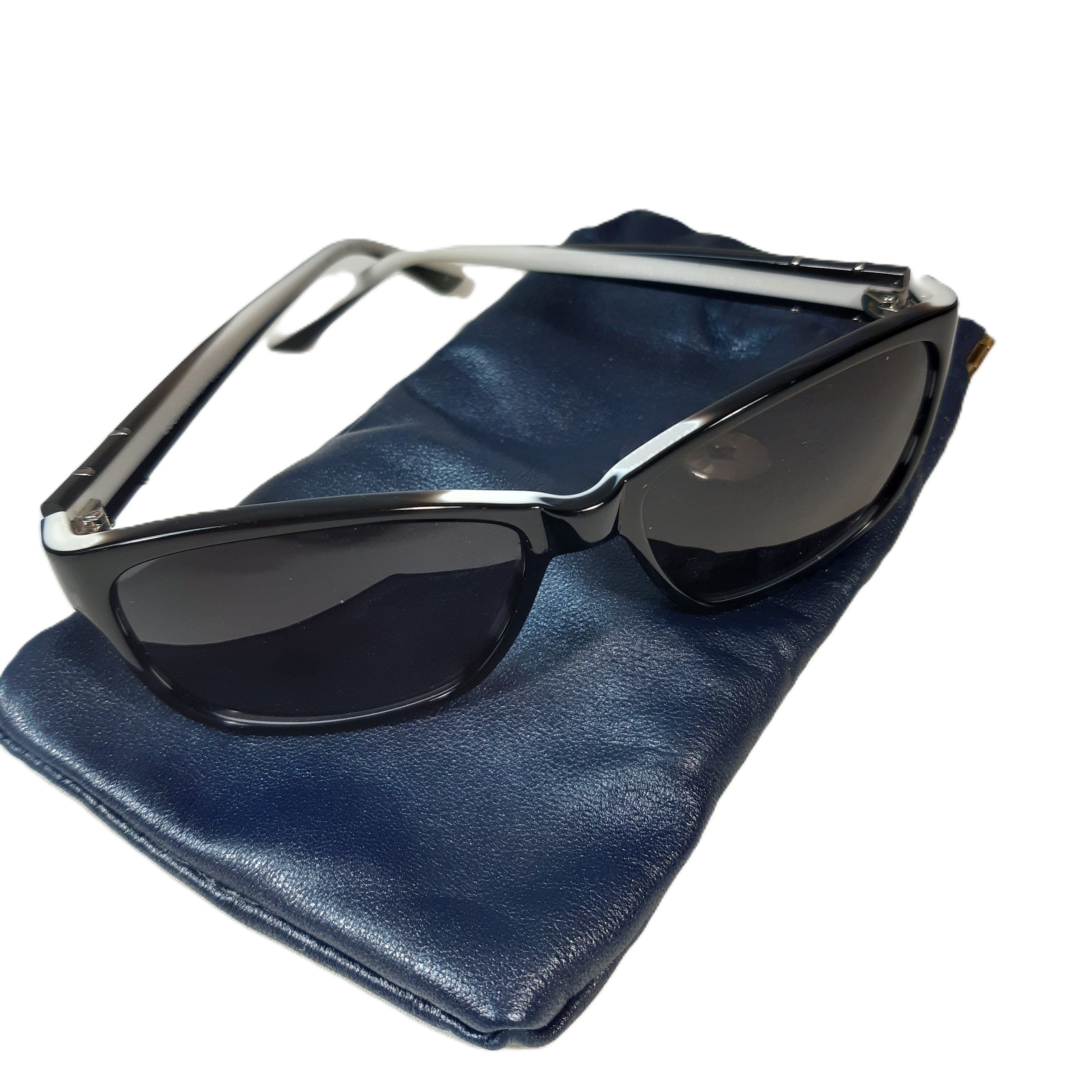 Etui en cuir d'agneau bleu marine pour lunettes.