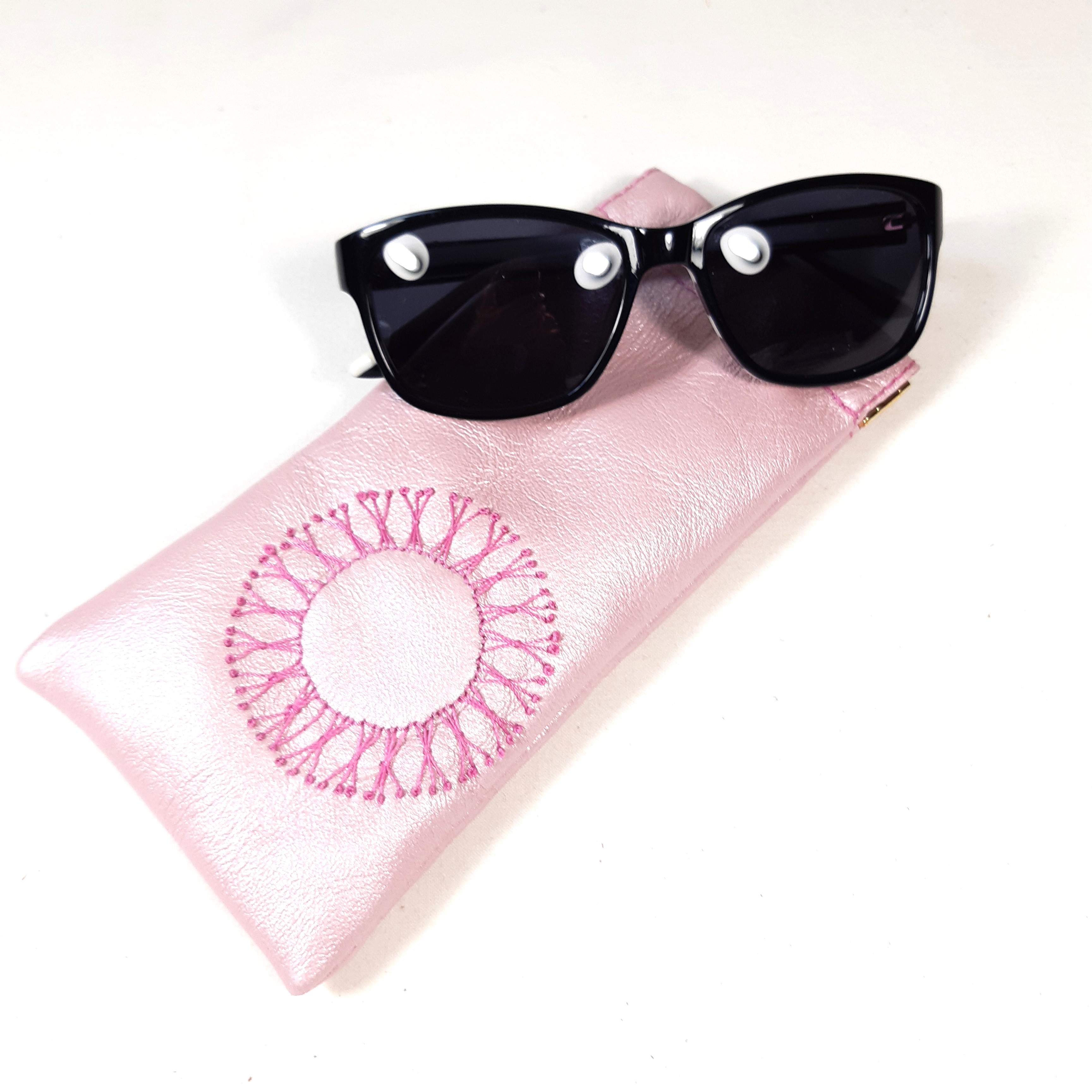 Etui "girly" en cuir rose pour lunettes, brod&eacute; main