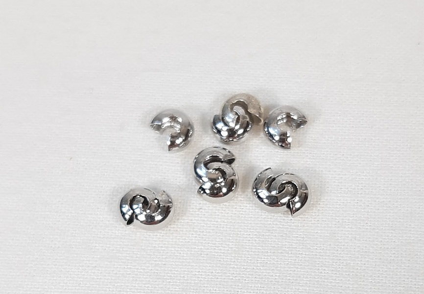 Lot de 45 cache noeud ou perle &agrave; &eacute;craser m&eacute;tal coloris argent 4mm.