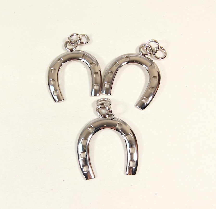 Lot de 3 grands pendentifs forme fer &agrave; cheval