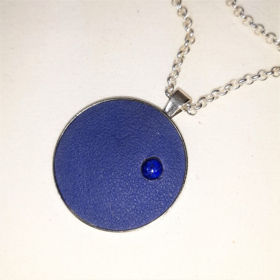 Vedhæng i messing og blåt læder med lapis lazuli cabochon.