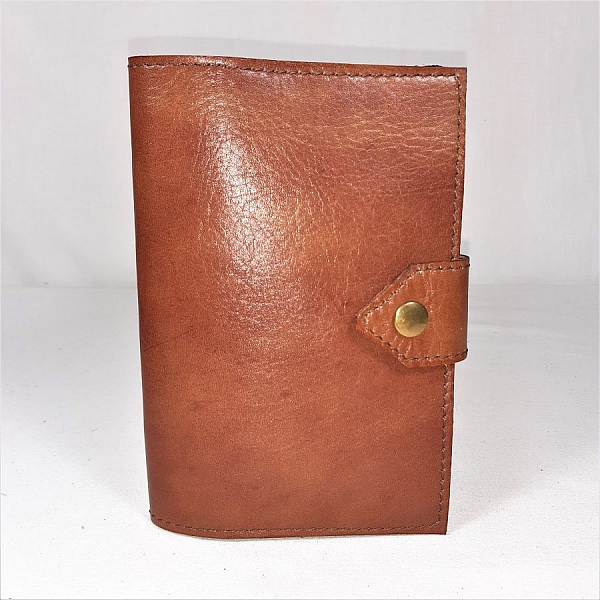 Pochette sant&eacute; en  cuir de vachette coloris havane.