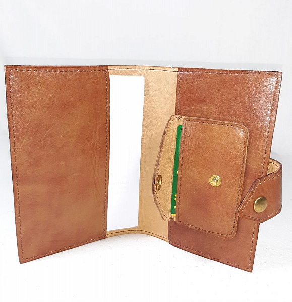 Pochette sant&eacute; en  cuir de vachette coloris havane.