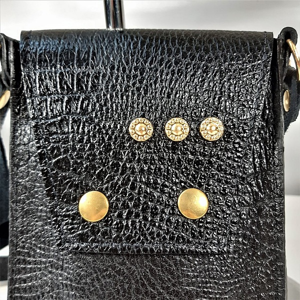 Smartphone-pose i trykt koskindsl&aelig;der, farve sort.