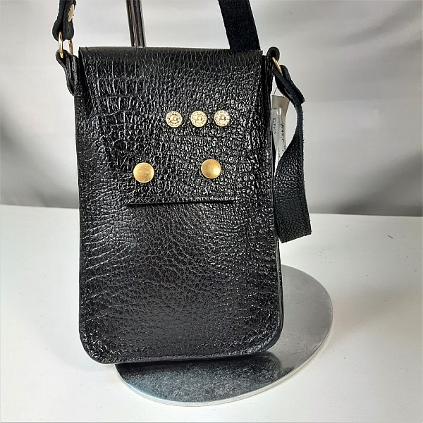 Smartphone-pose i trykt koskindsl&aelig;der, farve sort.