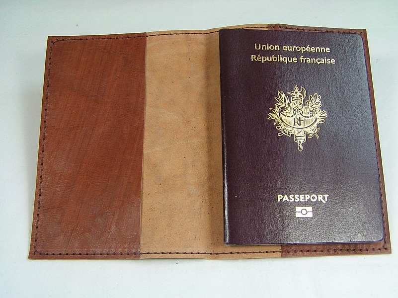 Prot&egrave;ge-passeport personnalisable aspect rustique