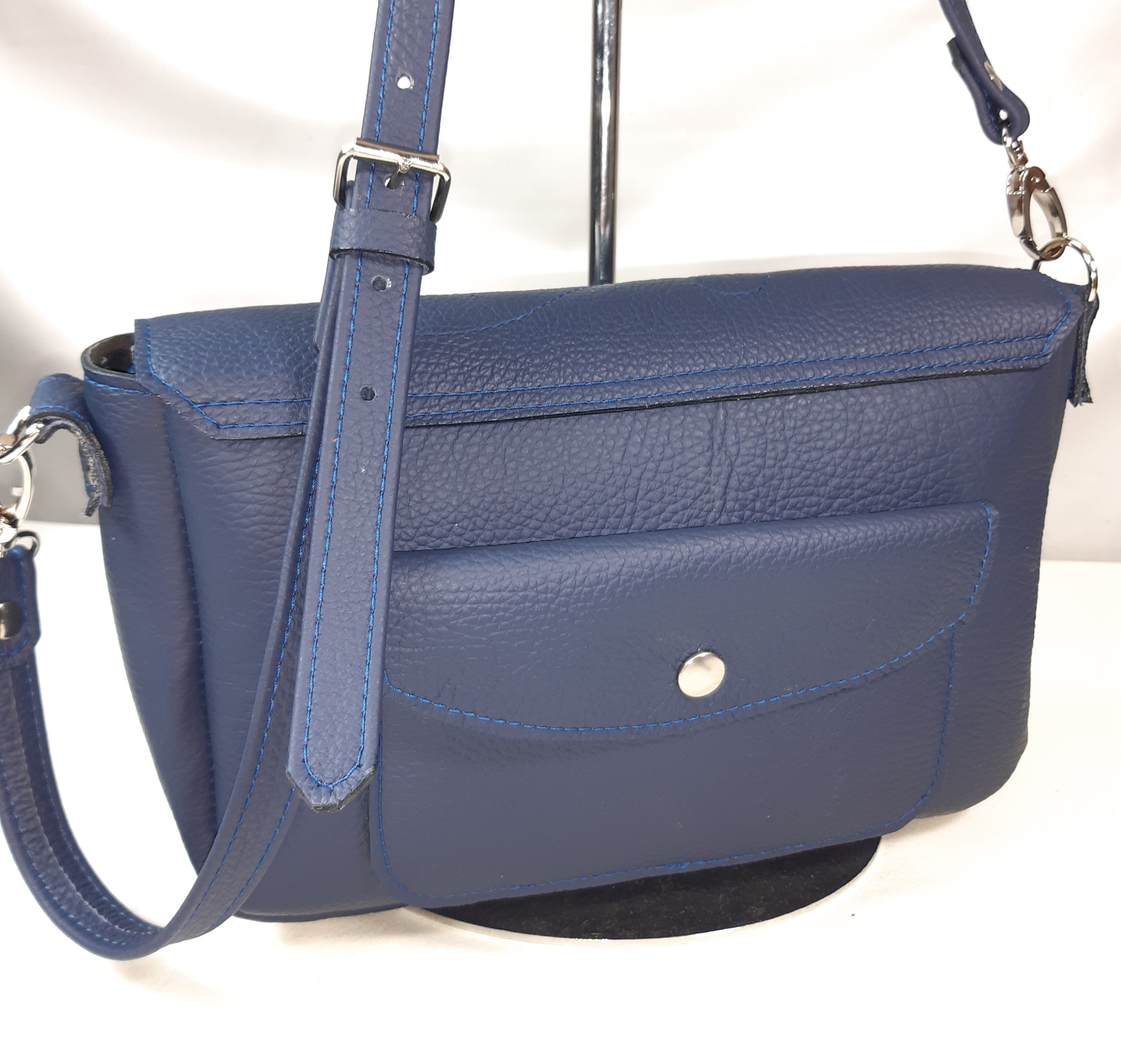 Sac baguette coloris bleu, fermoir tourniquet.