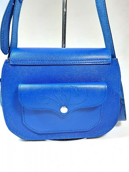 Sac bandouli&egrave;re cuir de vachette coloris bleu &eacute;lectrique.