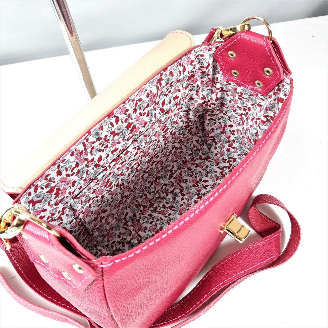 Sac bandoulière cuir grainé rose fuchsia