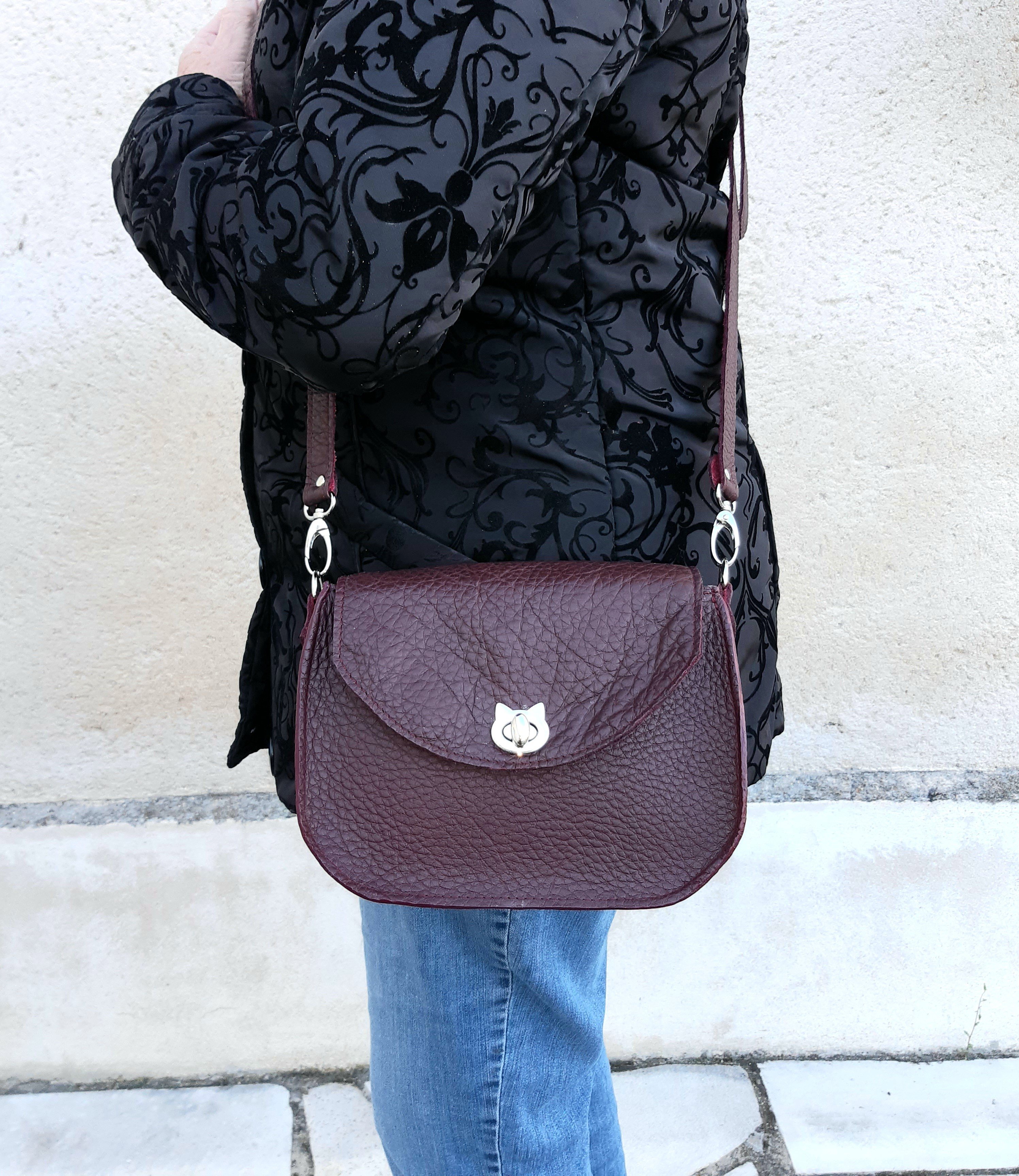 Sac bandouli&egrave;re fermoir chat, coloris bordeaux