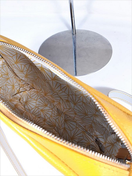 Taske i fuldnarvet ooze-l&aelig;der med gul lynl&aring;s.