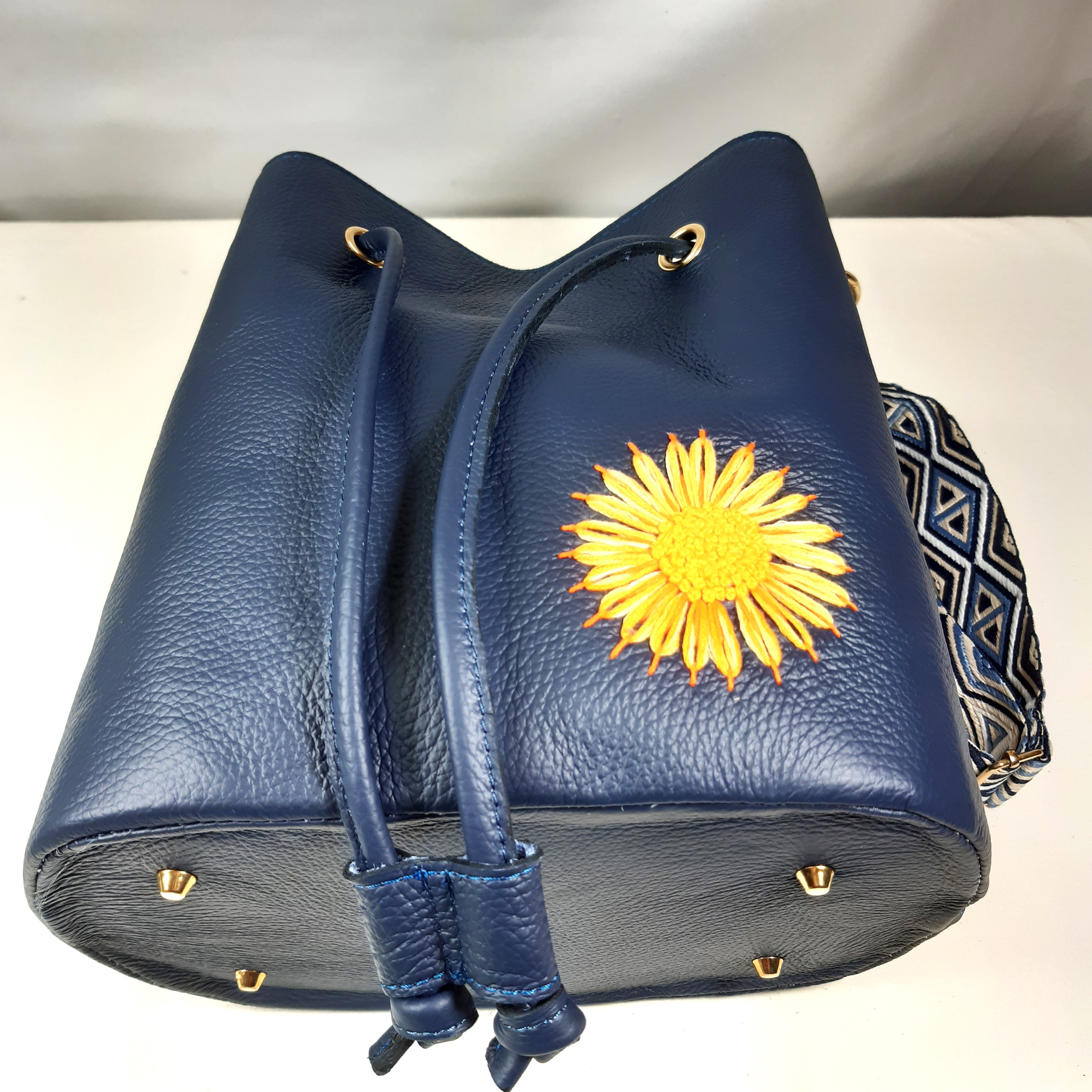 Sac seau cuir bleu brodé main