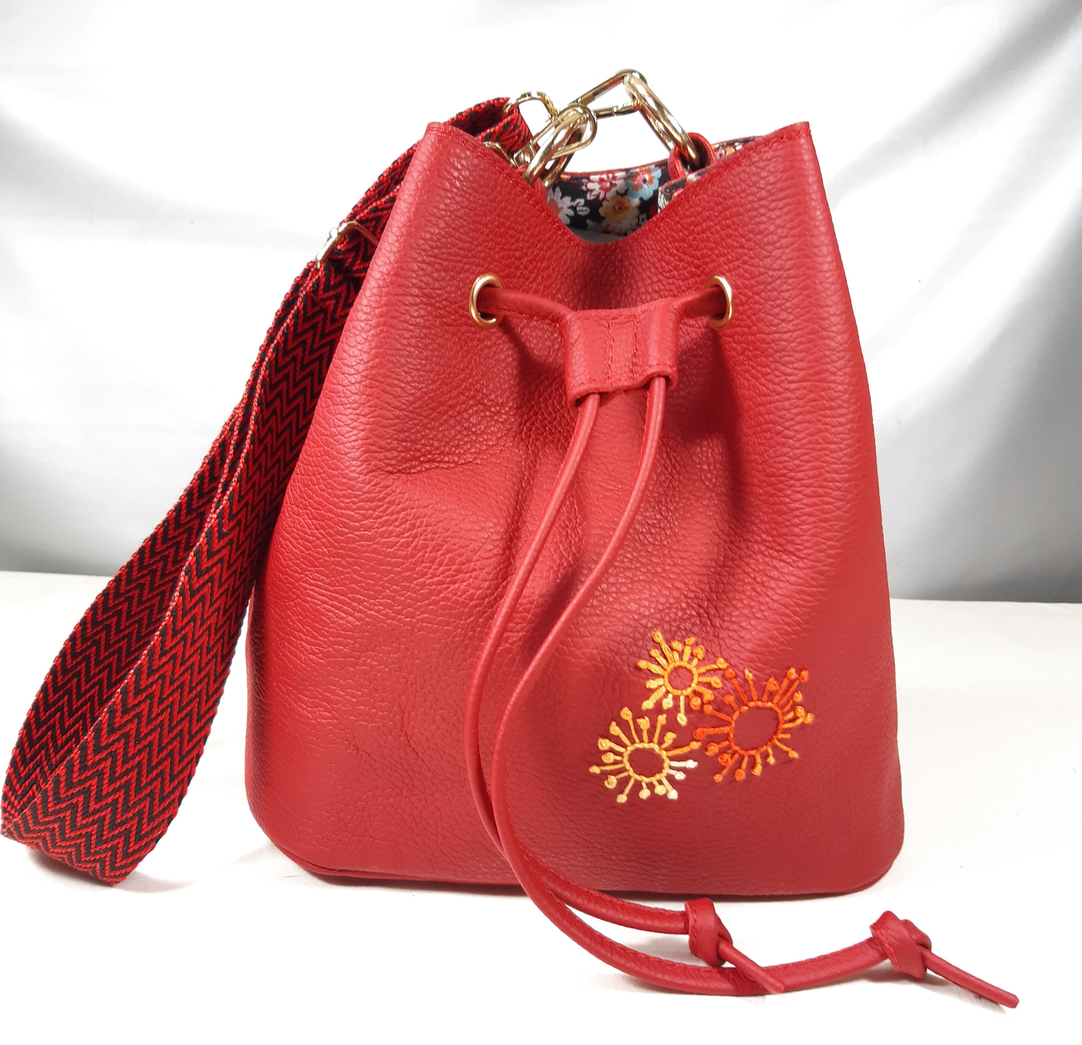 Sac seau cuir rouge brod&eacute; main