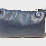 Pochette élégante pour ranger les petits objets nécessaires à l'extérieur.