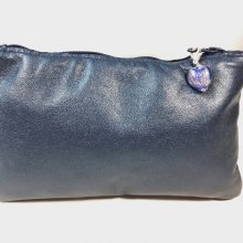 Pochette élégante pour ranger les petits objets nécessaires à l'extérieur.